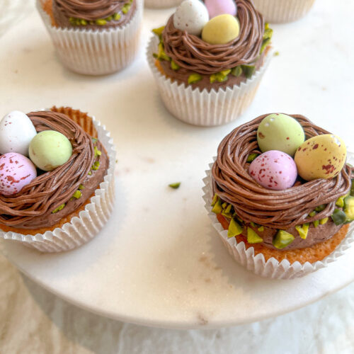 Forventer smukke klog Påske cupcakes - Skønne makron muffins med chokolade frosting • Roed I  Koekkenet